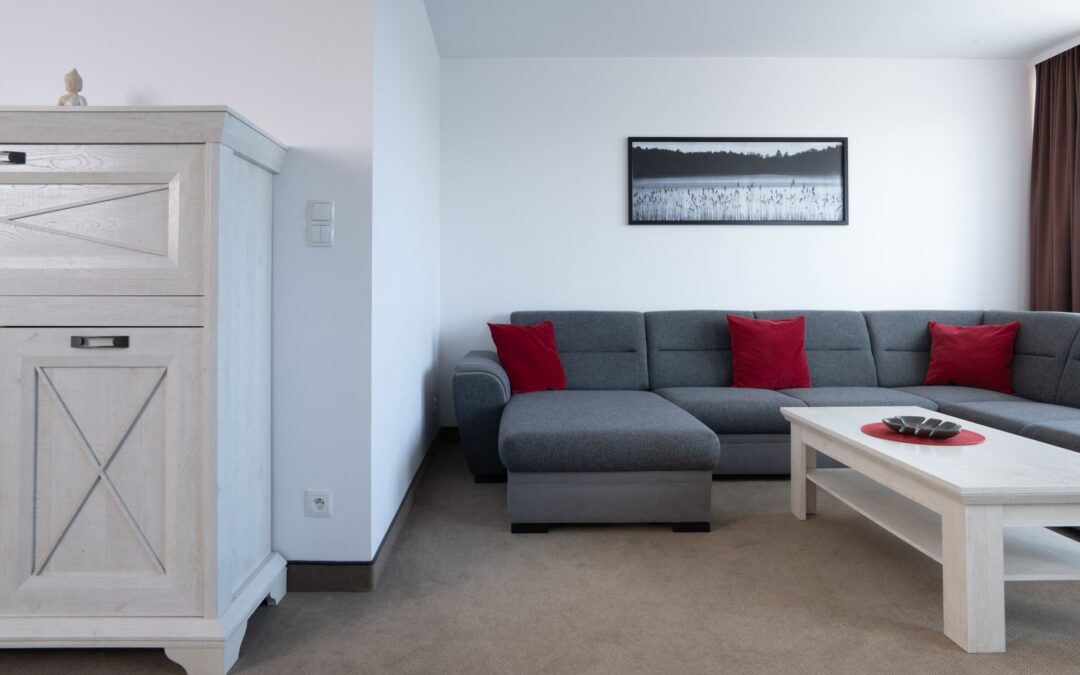 Salon apartamentu z narożną sofą i stolikiem kawowym