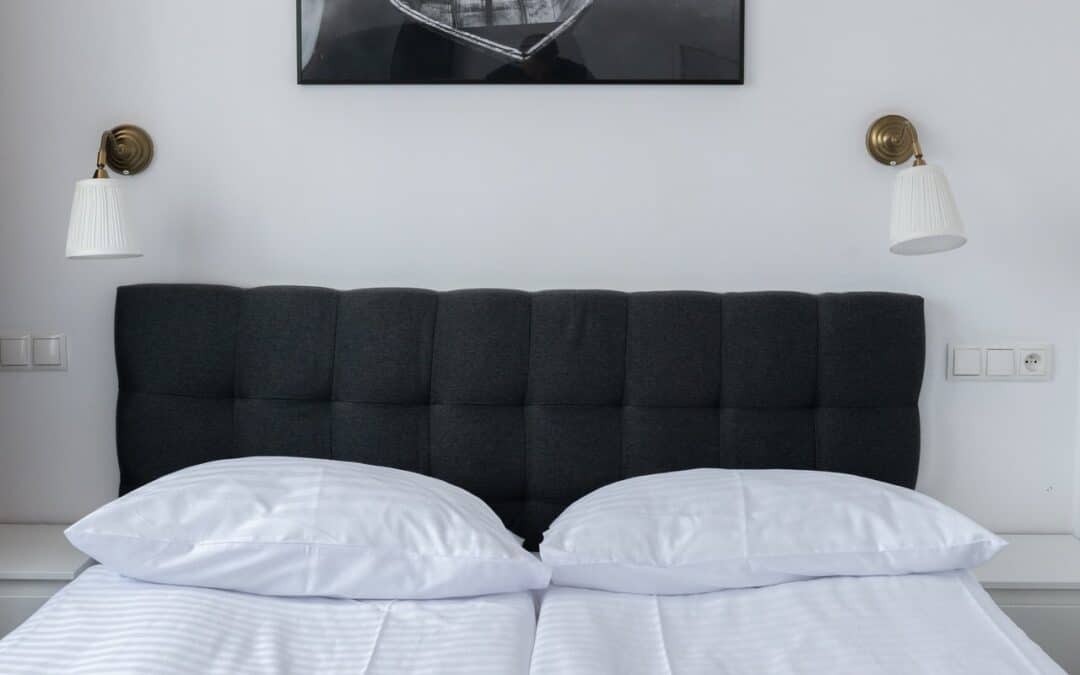 Łóżko małżeńskie z ręcznikami w apartamencie