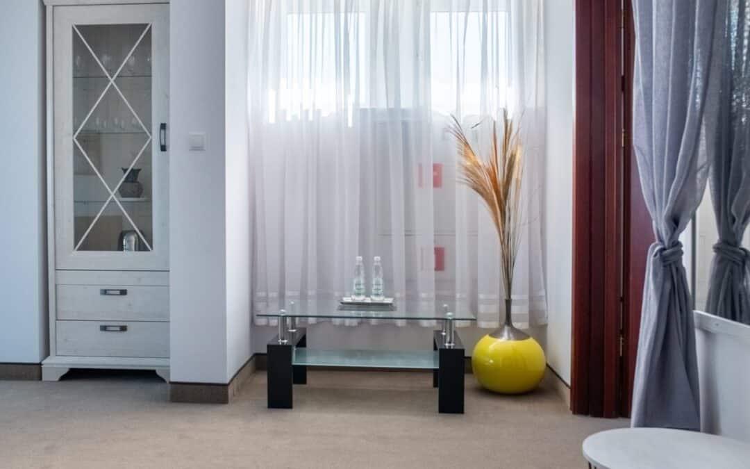 Jasny salon apartamentu z dużym oknem