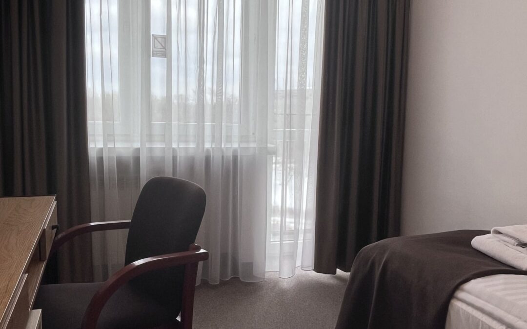Krzesło przy oknie w pokoju 1-osobowym