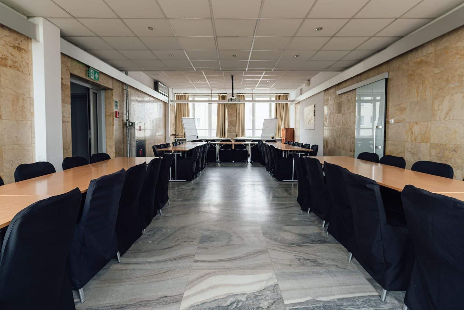 Sala konferencyjna „100” w LOGOS Warszawa ze stołami w dwóch rzędach