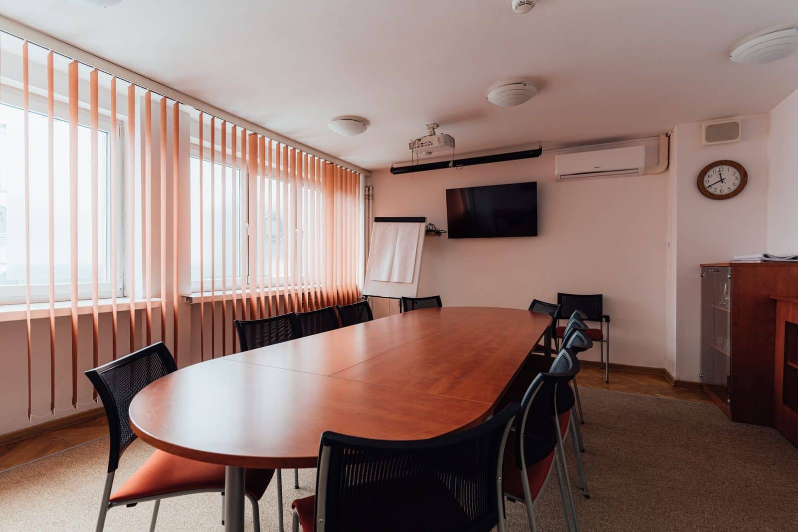 Sala TV w LOGOS Warszawa z owalnym stołem i telewizorem