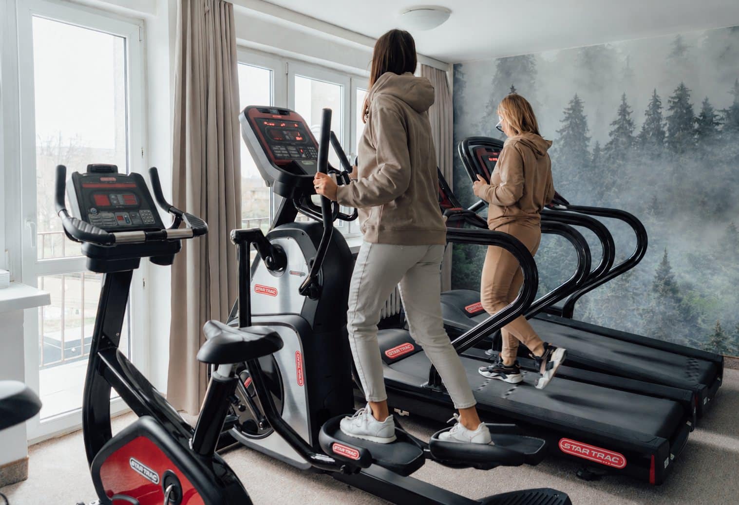Strefa fitness w LOGOS Warszawa: orbitrek, bieżnie i rowerek przy oknie Strefa fitness w LOGOS Warszawa: orbitrek, bieżnie i rowerek przy oknie
